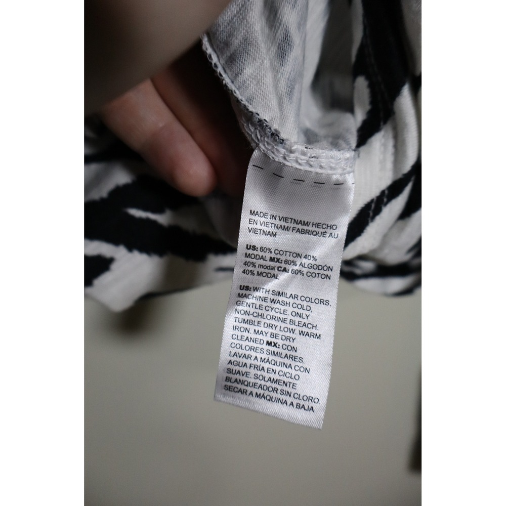 Animal Print Zebra Chico's Tunic Top XL White Black Sharkbite Hem Split Neck - Picture 4 of 5